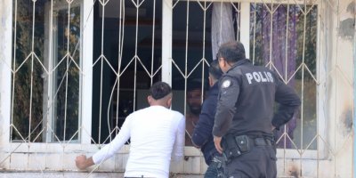 Kardeşini bıçaklayıp, kendisini eve kapattı; güçlükle ikna edildi