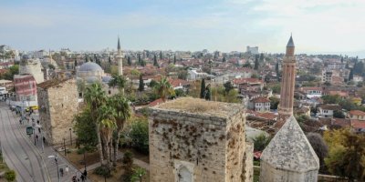 Bakımsızlık tarihi surları 'yeşertti'