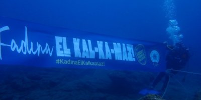 Bodrum'da polisten deniz dibinde kadına şiddete karşı farkındalık için pankart