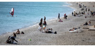 Turistler poyraza aldırmadan denize girdi