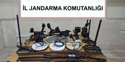 Elmastan daha değerli painite taşı ve tarihi eserler ile yakalandılar