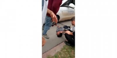 Refüjdeki ağaca takılan çocuğun ayağı, aracın altında kaldı 