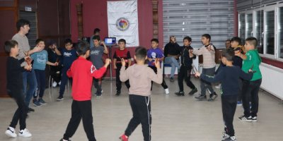 Babalar ve oğullar yöresel oyunları oynuyor