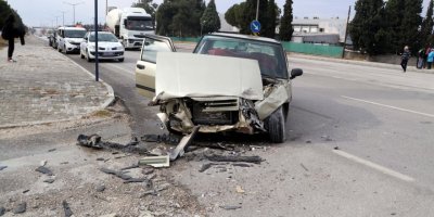 Otomobil ile öğrenci servisi çarpıştı: 2 yaralı