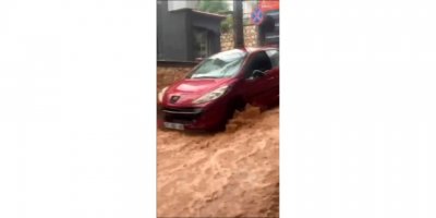 Antalya'da kuvvetli yağmur; deniz kahverengi oldu