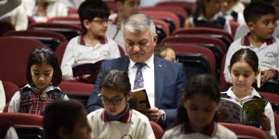 Vali Yazıcı: Okuyan gençler beni her zaman mutlu ediyor