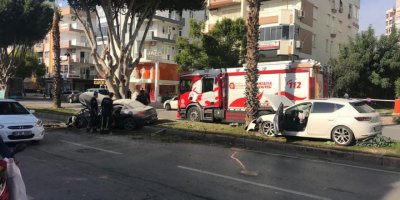 Çarpışan iki otomobil, ağaca çarparak durabildi