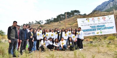 Çocukların ağaç dikme heyecanı