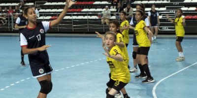 Kepez'de hentbol dolu dizgin