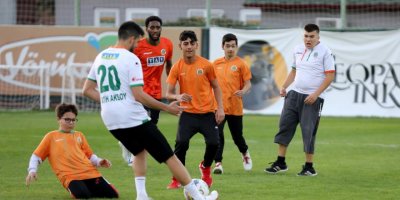 Alanyaspor futbolcuları özel öğrencilerle gösteri maçı yaptı