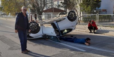 Direğe çarpan otomobil takla attı
