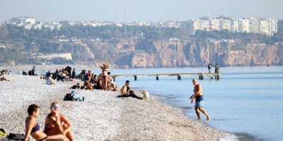 Antalya'da deniz suyu sıcaklığı 21 derece, sahil dolu