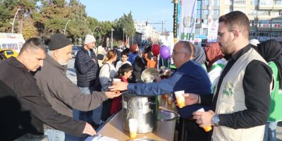 İHH gönüllüsü gençler için çorba dağıtıldı