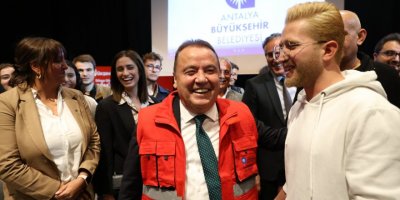 Başkan Böcek Dünya Gönüllüler Günü'nde gençlerle buluştu