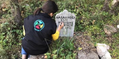 Yazısı kaybolan mezar taşlarını boyadılar