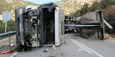 Bucak'ta TIR devrildi: 1 yaralı