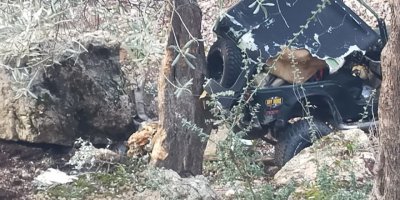 Kaza yaptığı cipten çıkarken üzerine kaya yuvarlanan sürücü öldü