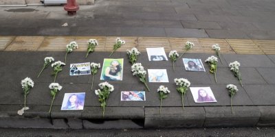 Üniversiteli Gizem, kazada öldüğü yere 19 çiçek ve fotoğrafları koyularak anıldı