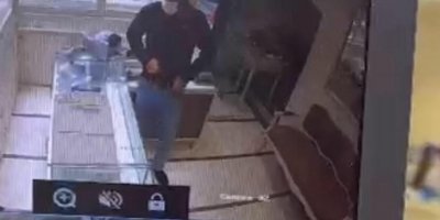 Kuyumcuyu soymaya kalkıştığı anlar kamerada