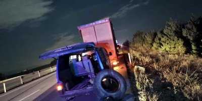 TIR, patlayan lastiği tamir edenlere çarptı: 2 ölü