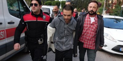 Annesini boğazına bıçak saplayıp öldürdü, 'Hatırlamıyorum' dedi