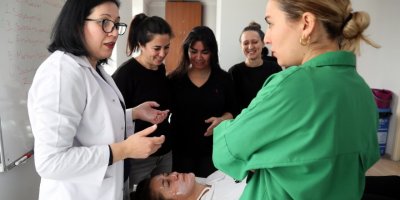 Yabancı kadınlar cilt bakımı öğrenip meslek sahibi oluyor