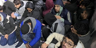 Bodrum açıklarında Yunan unsurlarının ittiği 13 kaçak göçmen kurtarıldı