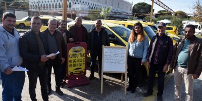 Taksiciler durakta müşteri beklerken İngilizce öğreniyor