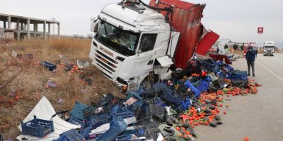 Sebze yüklü TIR devrildi: 1 yaralı