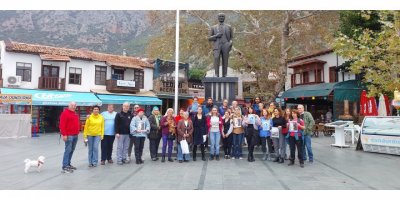 Kaş'ta sokak hayvanları için toplandılar