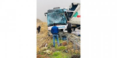 Otobüs, TIR'a arkadan çarptı: 9 yaralı