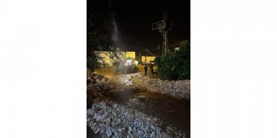 Antalya'nın iki ilçesinde sel felaketi; otomobiller sürüklendi, seralar su altında kaldı (4)