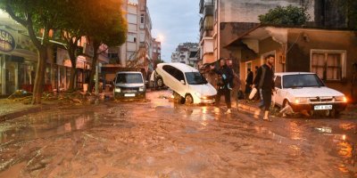 Antalya'nın iki ilçesinde sel felaketi; otomobiller sürüklendi, seralar su altında kaldı (5)