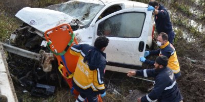 Araç şarampole devrildi, sürücü yaralandı