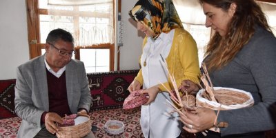 Atık kağıtlardan ekmek sepeti yapıyorlar