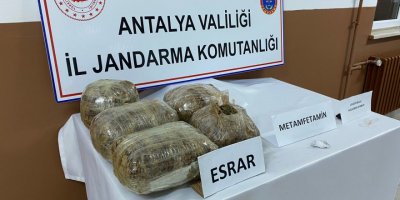 Bavuldaki uyuşturucuyu Elyaf buldu