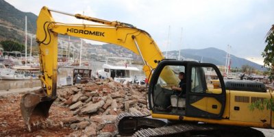 Kalkan Yat Limanı’nda zemin yenileme çalışması