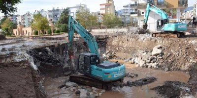 Antalya'da sele neden olan derenin üzerindeki beton yıkılıyor