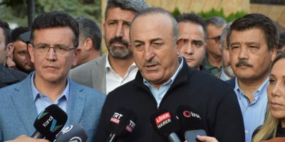 Bakan Çavuşoğlu, sel felaketinin yaşandığı Kumluca'yı ziyaret etti