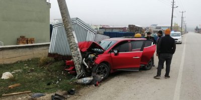 Otomobiliyle elektrik direğine çarptı