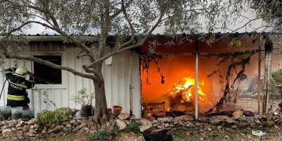 Tek katlı müstakil ev, yangında kullanılamaz hale geldi