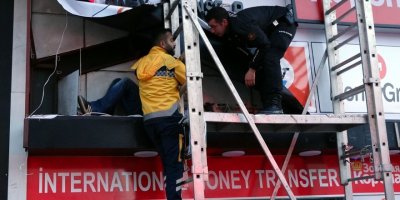 Tabelayı ışıklandırırken akımına kapıldı; küçük kızı kurtarma çalışmalarını endişeli gözlerle izledi