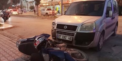 Ticari araçla çarpışan motokurye yaralandı