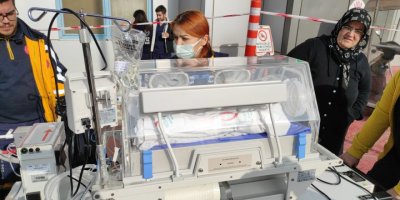 Yeni doğan kız bebek, battaniyeye sarılı olarak terk edildi