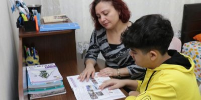 Evde eğitim gören cam kemik hastası İsmet'in hedefi savcı olmak