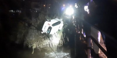 Antalya'da hafif ticari araç, dereye uçtu; 1 ölü