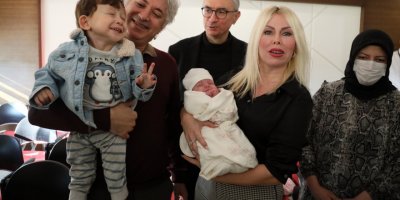 Rahim nakli yapılan ilk ve ikinci anne ile bebekleri bir arada