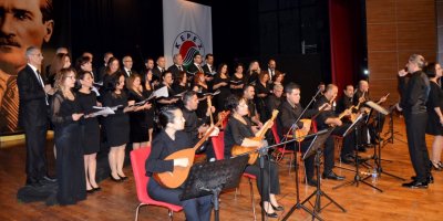 Sağlıkçılardan türkü konseri