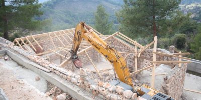 Kaş'ta 12 kaçak yapı yıkıldı