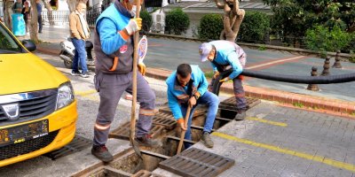 Alanya Belediyesi kendi ürettiği sistemle mazgalları temizledi